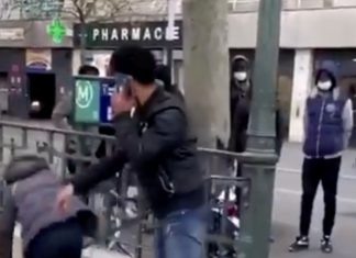 Paris : L’homme qui a poussé une femme dans les escaliers du métro a été expulsé de France (détail) Paris : L’homme qui a poussé une femme dans les escaliers du métro a été expulsé de France (détail)
