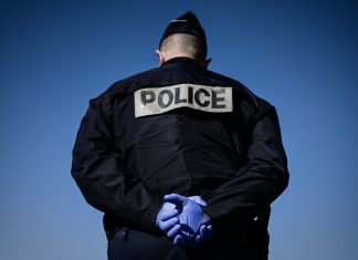 Policier tué à Avignon : des traces ADN de suspects sur la scène de crime (détail) Policier tué à Avignon : des traces ADN de suspects sur la scène de crime (détail)