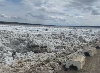 Un énorme mur de glace déclenche des évacuations au Canada Un énorme mur de glace déclenche des évacuations au Canada