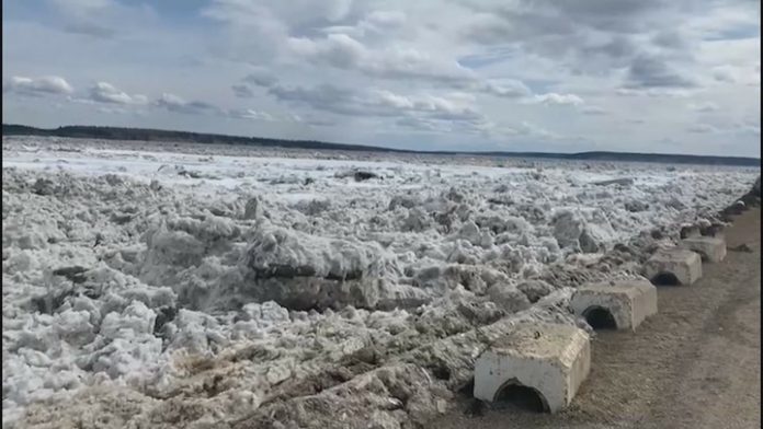 Un énorme mur de glace déclenche des évacuations au Canada