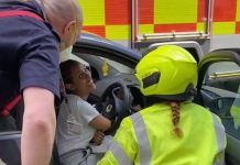 Une automobiliste appelle les pompiers pour une raison embarrassante (VIDEO) Une automobiliste appelle les pompiers pour une raison embarrassante (VIDEO)