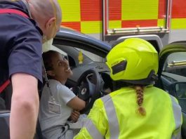Une automobiliste appelle les pompiers pour une raison embarrassante (VIDEO)