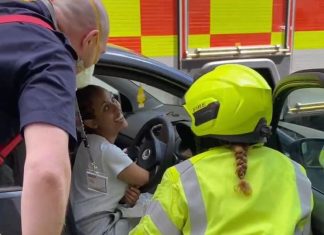 Une automobiliste appelle les pompiers pour une raison embarrassante (VIDEO) Une automobiliste appelle les pompiers pour une raison embarrassante (VIDEO)