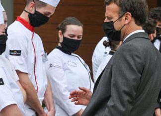 « A bas la macronie ! » : Emmanuel Macron giflé par un homme; regardez la séquence (VIDEO) "A bas la macronie !" : Emmanuel Macron giflé par un homme, regardez la séquence (VIDEO)