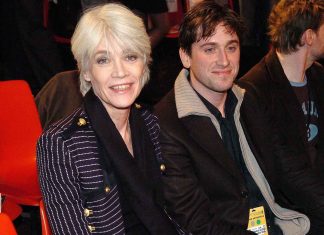 Françoise Hardy annoncée morte : son fils Thomas Dutronc remet les choses au clair Françoise Hardy annoncée morte : son fils Thomas Dutronc remet les choses au clair