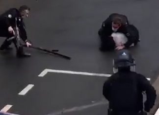 Val-d’Oise: la vidéo virale d’une femme armée d’un fusil maîtrisée en pleine rue par des gendarmes (détail) Val-d'Oise: la vidéo virale d'une femme armée d'un fusil maîtrisée en pleine rue par des gendarmes (détail)