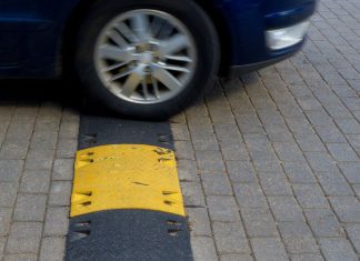 Vaucluse : des dealers coulent des dos d’âne pour ralentir la police (détail) Vaucluse : des dealers coulent des dos d'âne pour ralentir la police (détail)