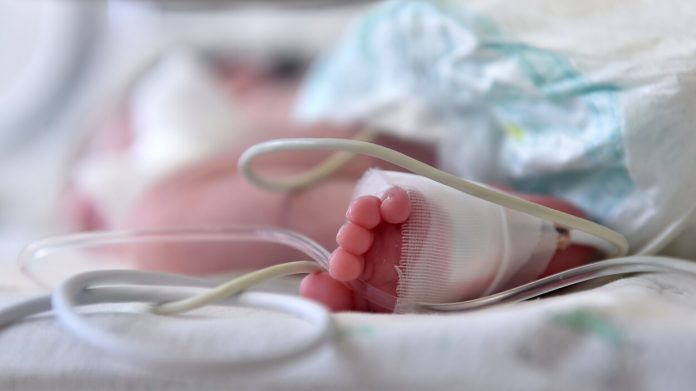 Selon une étude la voix maternelle réduit la douleur des bébés prématurés
