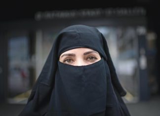 Afghanistan: Les étudiantes afghanes devront porter une abaya noire et un niqab Afghanistan: Les étudiantes afghanes devront porter une abaya noire et un niqab