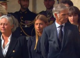 Obsèques de Jean-Paul Belmondo : Les larmes de Stella lors de l’hommage national Obsèques de Jean-Paul Belmondo : Les larmes de Stella lors de l'hommage national