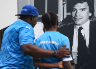 Mort de Bernard Tapie: hommages au Vélodrome et obsèques à la cathédrale de la Major Mort de Bernard Tapie: hommages au Vélodrome et obsèques à la cathédrale de la Major