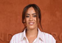 Amel Bent enceinte : elle dévoile son ventre arrondi aux NRJ Music Awards 2021 Amel Bent enceinte : elle dévoile son ventre arrondi aux NRJ Music Awards 2021