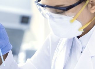 Coronavirus : 368 149 nouveaux cas en 24 h, près de 4 000 patients en soins critiques Coronavirus en France : plus de 460.000 nouveaux cas détectés en 24 heures, un record