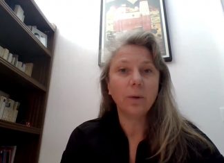 Covid-19 : L’enseignante Anne-Claire Rossignol suspendue pour avoir refusé de porter le masque Covid-19 : L’enseignante Anne-Claire Rossignol suspendue pour avoir refusé de porter le masque