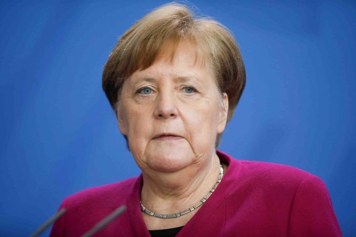 Emmanuel Macron va décorer Merkel pour sa visite d'adieu comme chancelière
