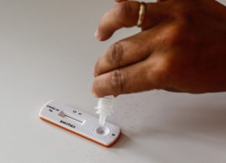 Omicron : huit cas « possibles » détectés en France, Une mise à jour du vaccin ? Omicron : huit cas "possibles" détectés en France, Une mise à jour du vaccin ?