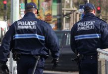 Paris : Une femme de 35 ans braquée et dépouillée chez elle par trois inconnus Paris : Une femme de 35 ans braquée et dépouillée chez elle par trois inconnus