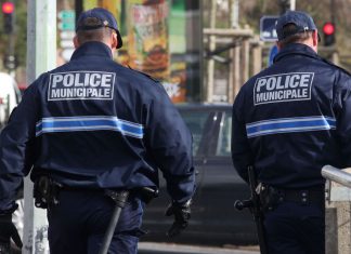 Paris : Une femme de 35 ans braquée et dépouillée chez elle par trois inconnus Paris : Une femme de 35 ans braquée et dépouillée chez elle par trois inconnus