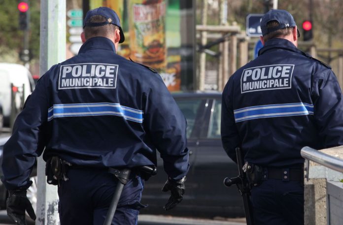 Paris : Une femme de 35 ans braquée et dépouillée chez elle par trois inconnus