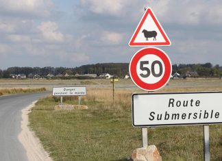 Tempête Franklin: un couple emporté par les flots sur une route submersible Tempête Franklin: un couple emporté par les flots sur une route submersible