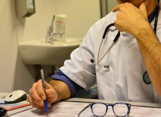 Val-de-Marne : Un médecin violenté en pleine consultation par un patient mécontent Val-de-Marne : Un médecin violenté en pleine consultation par un patient mécontent