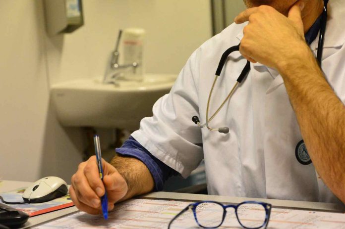 Val-de-Marne : Un médecin violenté en pleine consultation par un patient mécontent
