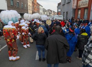 Belgique – Une voiture fonce dans la foule au carnaval de Strépy-Bracquegnies Belgique - Une voiture fonce dans la foule au carnaval de Strépy-Bracquegnies