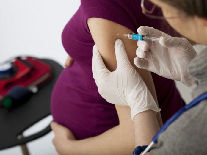 Étude : Le vaccin contre la COVID-19 ne complique pas les grossesses