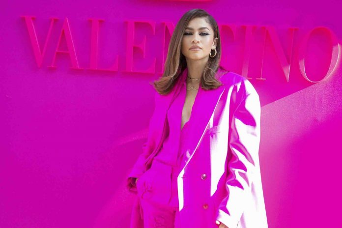 Fashion Week de Paris : Zendaya voit la vie en rose fuchsia