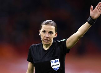 La Française Stéphanie Frappart, première femme à arbitrer lors d’un Mondial masculin La Française Stéphanie Frappart, première femme à arbitrer lors d'un Mondial masculin