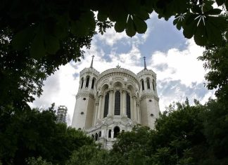 Incendie de l'église Saint-Laurent à Paris: un suspect interpellé