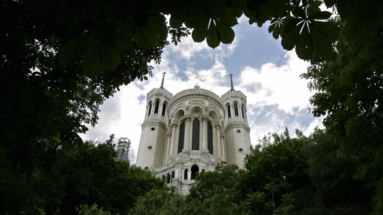 Incendie de l'église Saint-Laurent à Paris: un suspect interpellé