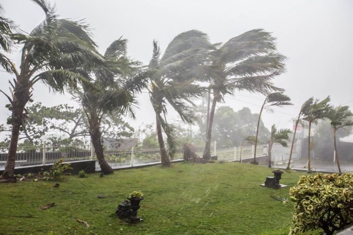 Cyclone Freddy s'affaiblit, mais La Réunion reste en alerte orange