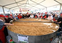 La Sarthe bat le record de la plus grande marmite de rillettes du monde La Sarthe bat le record de la plus grande marmite de rillettes du monde