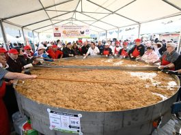 La Sarthe bat le record de la plus grande marmite de rillettes du monde