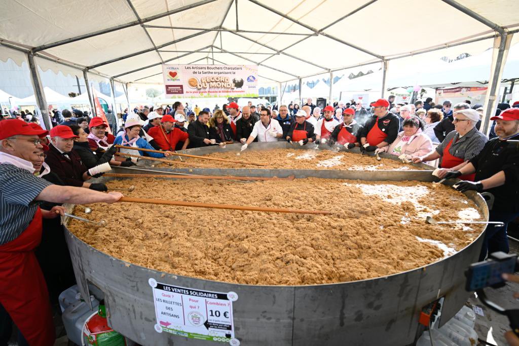 La Sarthe bat le record de la plus grande marmite de rillettes du monde