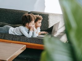 L'impact de la COVID-19 sur le temps d'écran des enfants en semaine : une étude révélatrice
