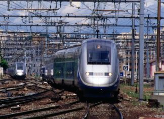 Drame Ferroviaire : Une Jeune Femme de 24 ans Trouve la Mort en Essayant de S'accrocher au TGV