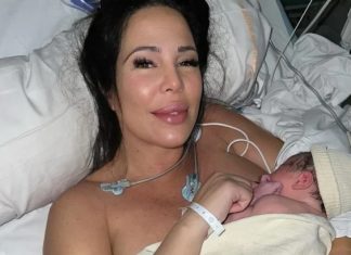 Kim Glow (Les Marseillais) a accouché, elle dévoile une première photo émouvante de sa petite fille ! Kim Glow (Les Marseillais) a accouché, elle dévoile une première photo émouvante de sa petite fille !