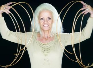 Décès à 82 ans de l’ex-détentrice du record mondial des ongles les plus longs Décès à 82 ans de l'ex-détentrice du record mondial des ongles les plus longs