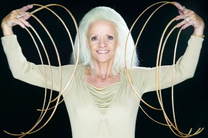 Décès à 82 ans de l'ex-détentrice du record mondial des ongles les plus longs