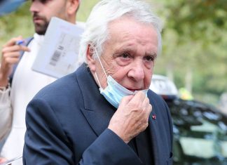 Michel Sardou : Épreuve du Covid-19 – Témoignage sur l’incapacité de marcher Michel Sardou : Épreuve du Covid-19 - Témoignage sur l'incapacité de marcher