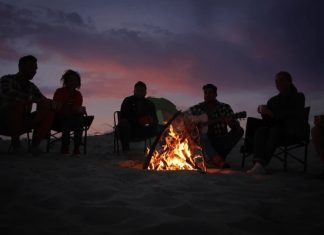 Illustrer l’Imaginaire : Créez une Image de Monstres Amicaux et Flous autour d’un Feu de Camp Créez une image de monstres amicaux et flous rassemblés autour d’un feu de camp