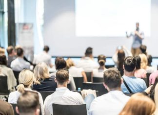 Riez avant de Parler : Comment l’Humour Peut Vous Aider à Maîtriser la Prise de Parole en Public Donnez-moi des moyens humoristiques de me sentir plus à l’aise avec la prise de parole en public