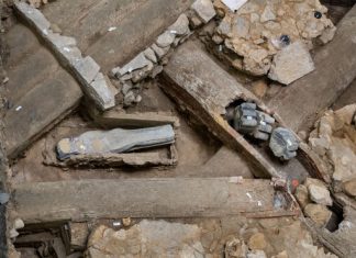 Découverte Potentielle de la Tombe de Joachim du Bellay lors des Fouilles à Notre-Dame Découverte Potentielle de la Tombe de Joachim du Bellay lors des Fouilles à Notre-Dame