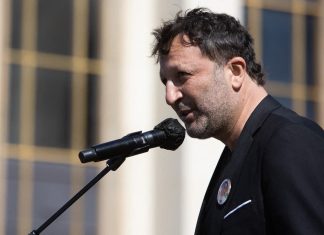 Arthur dénonce La France insoumise après l’attaque du Hamas "Je ne quitterai pas la France": menacé, l’animateur Arthur pointe la responsabilité de LFI