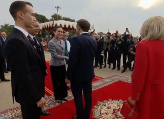 Brigitte Macron Éblouit au Maroc : Un Manteau Rouge en Geste d’Amitié Brigitte Macron Éblouit au Maroc : Un Manteau Rouge en Geste d’Amitié