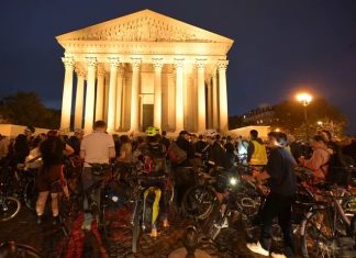 Un hommage poignant pour un cycliste tué à Paris Cycliste tué à Paris : environ 200 personnes se sont rassemblées à la Madeleine pour un hommage