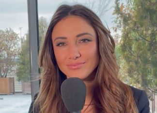 Delphine Wespiser en Vacances : Topless et Pleine d’Amour Delphine Wespiser en Vacances : Topless et Pleine d'Amour