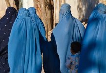 Les Femmes Afghanes Réduites au Silence sous le Régime des Taliban En Afghanistan, les talibans interdisent désormais aux femmes de se parler entre elles